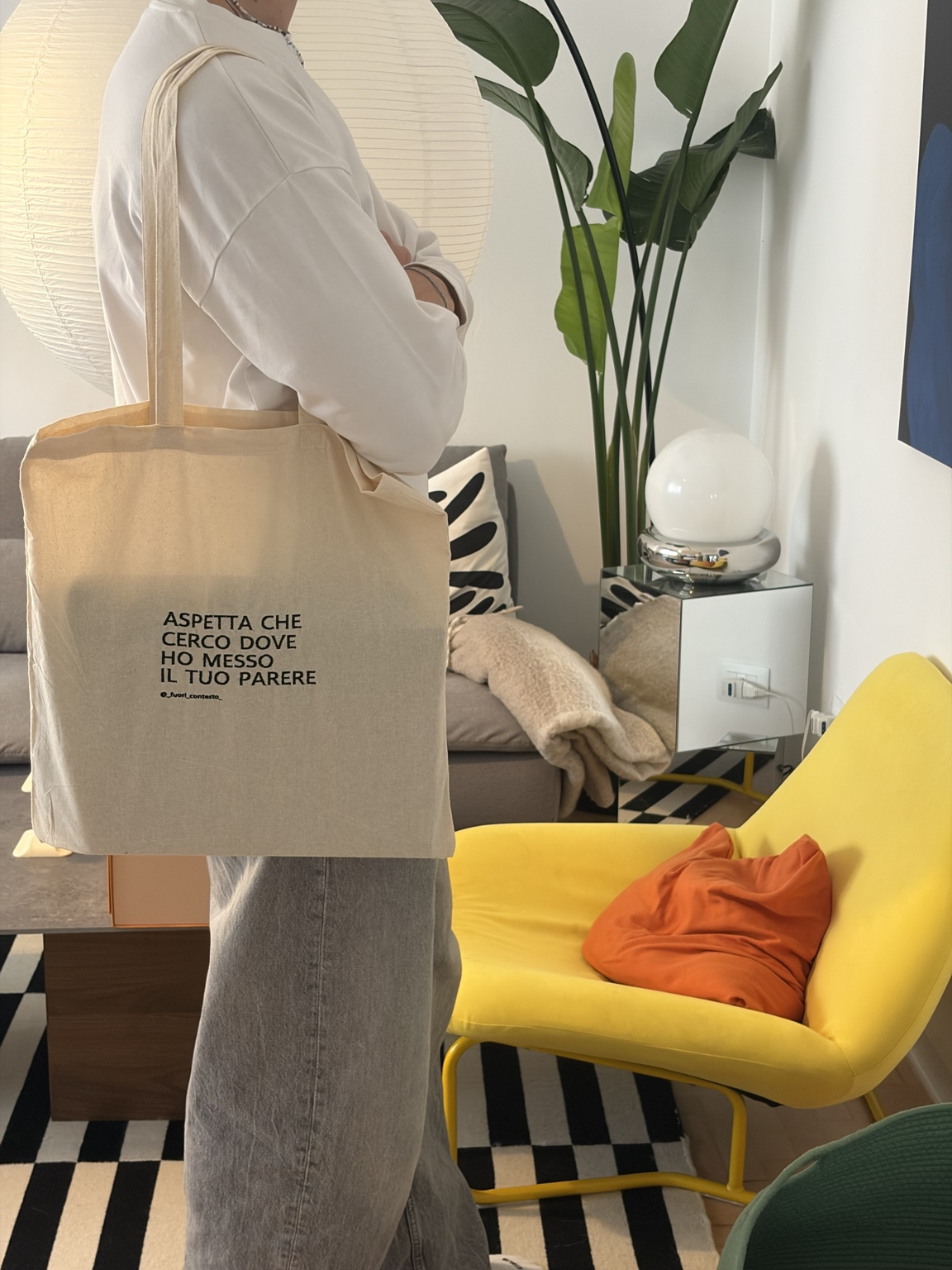 Borsa in tela sabbia con il ricamo “ASPETTA CHE CERCO DOVE HO MESSO IL TUO PARERE”, portata in spalla