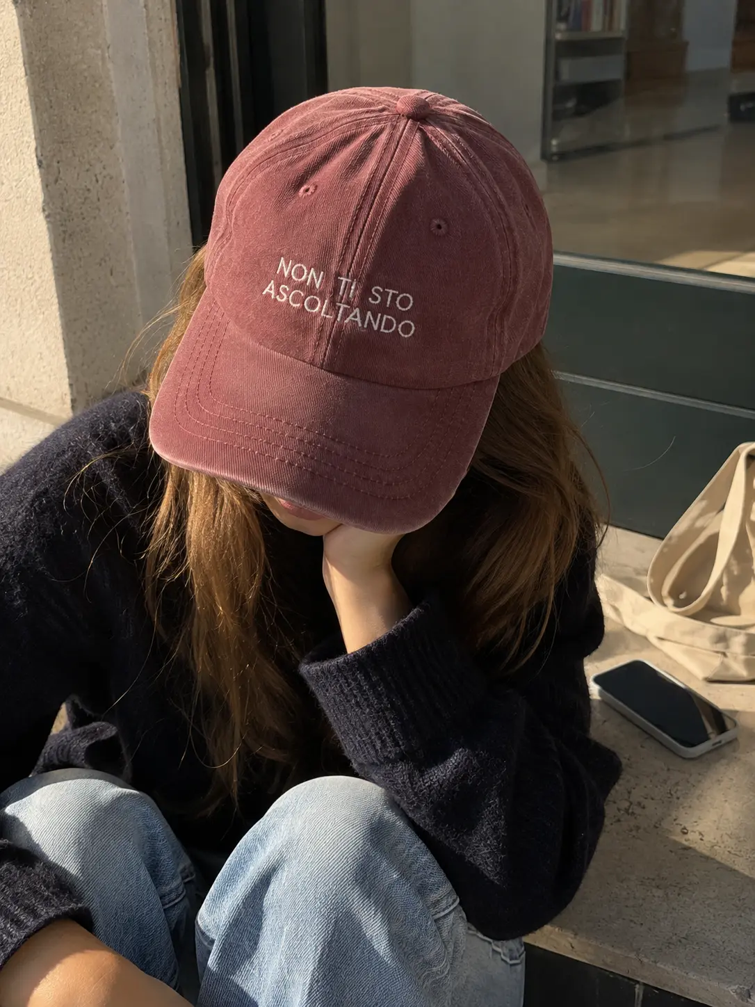 Cappellino rosa indossato con la scritta “NON TI STO ASCOLTANDO”