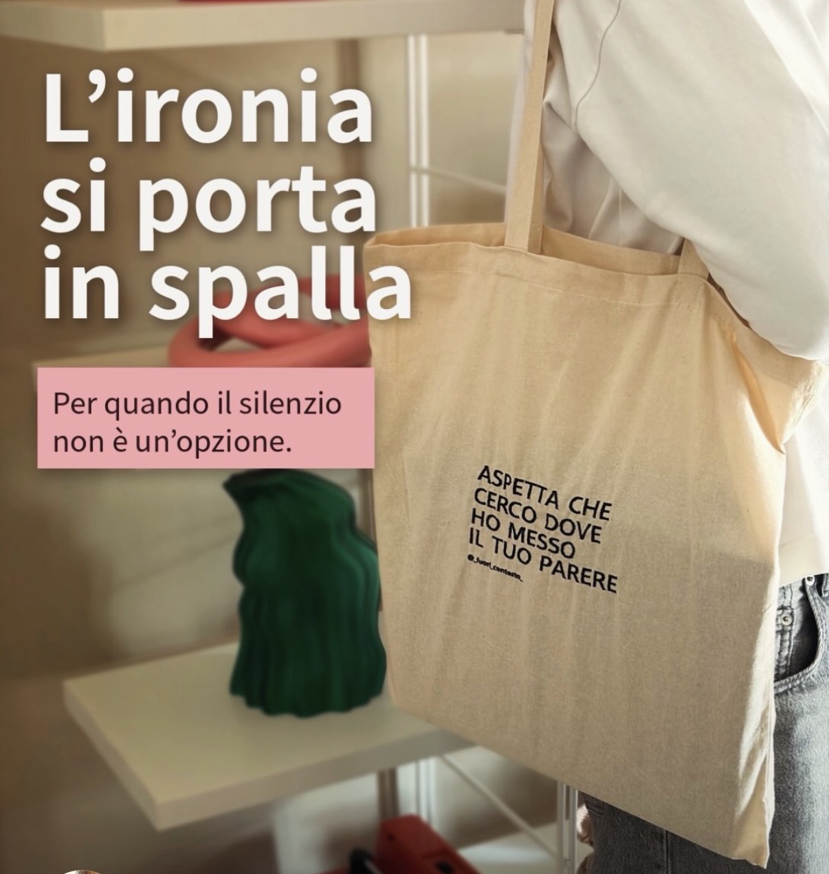 Borsa con la scritta ricamata “ASPETTA CHE CERCO DOVE HO MESSO IL TUO PARERE”