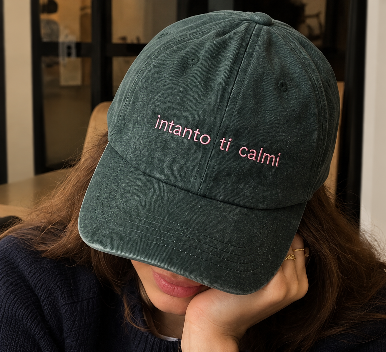 Cappellino verde indossato con il ricamo rosa “intanto ti calmi”